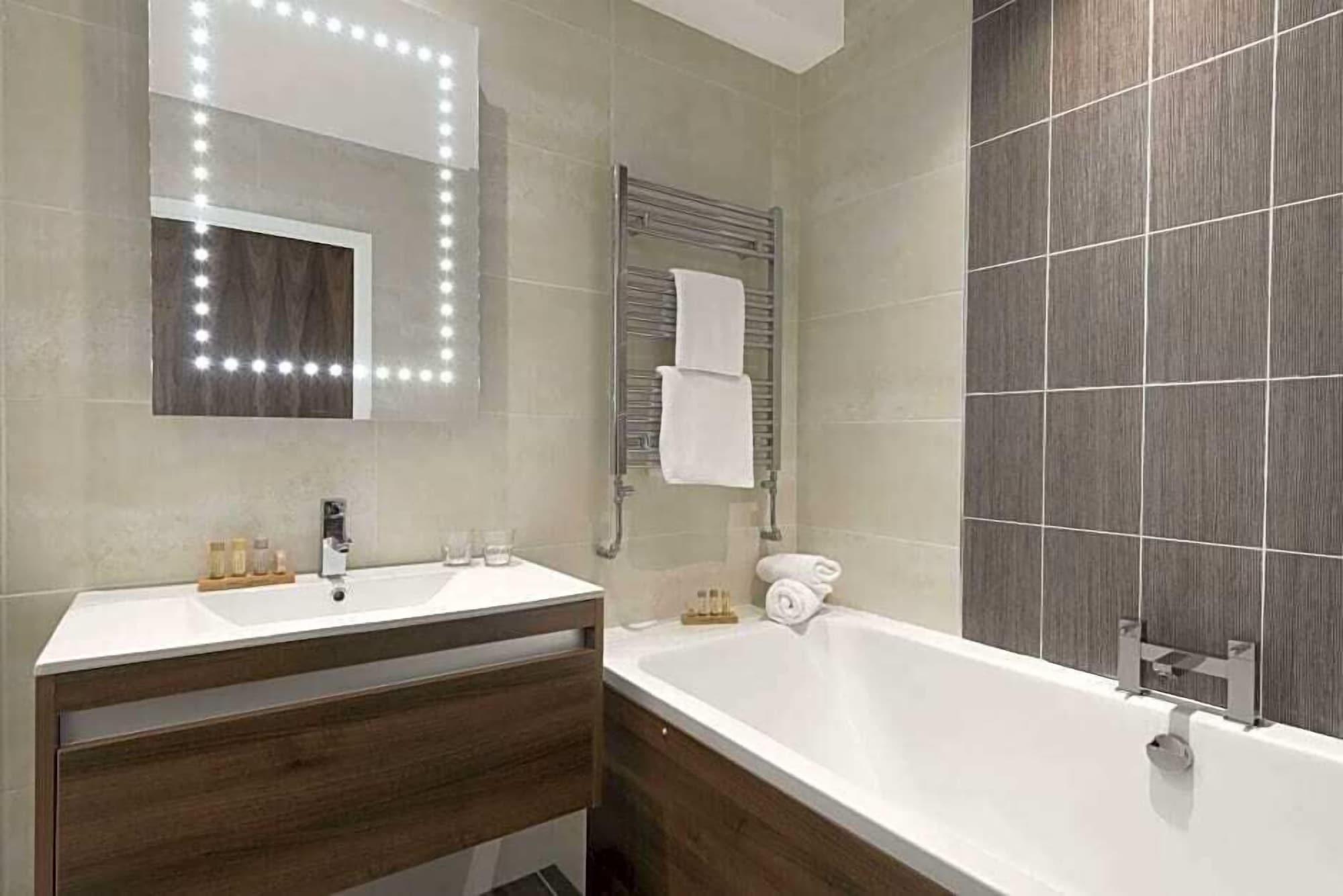 Park Hall Hotel And Spa Wolverhampton Esterno foto